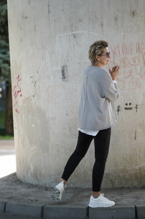 Longsleeve "VALENTINA" micro grey (ER09) / Joggpants “SELENA” black (ER04) /Langarm-Shirt “LEONIE” weiß (BA85)