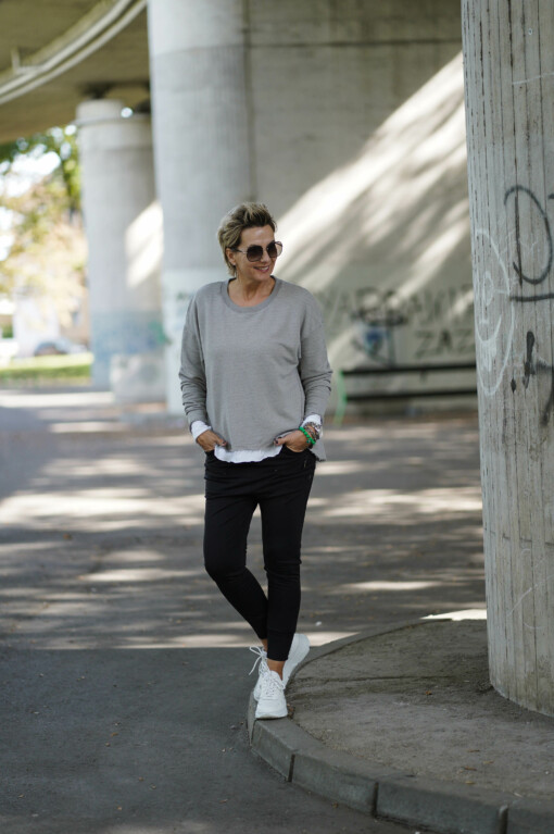 Longsleeve "VALENTINA" micro grey (ER09) / Joggpants “SELENA” black (ER04) /Langarm-Shirt “LEONIE” weiß (BA85)