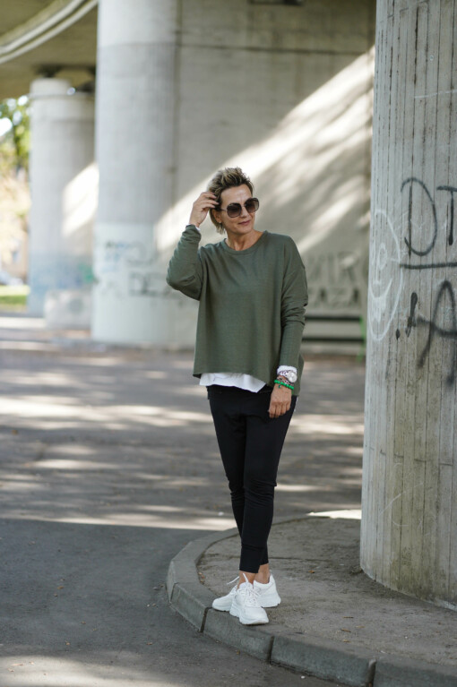Longsleeve "VALENTINA" pine tree (ER09) / Joggpants “SELENA” black (ER04) /Langarm-Shirt “LEONIE” weiß (BA85)
