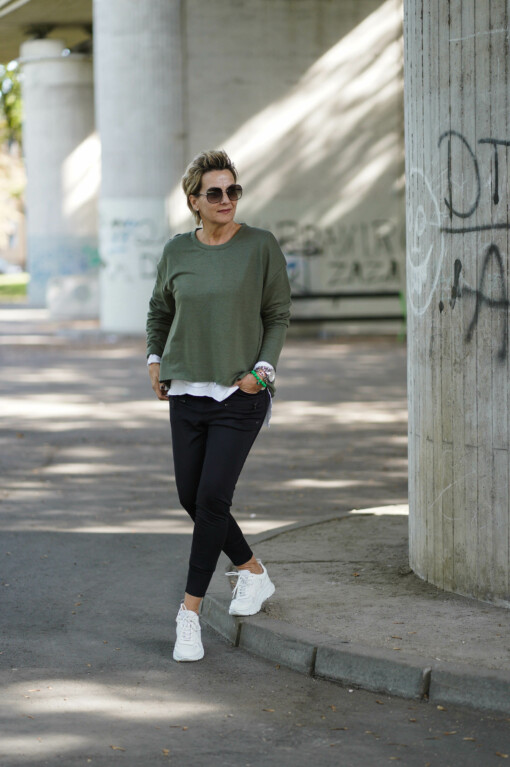 Longsleeve "VALENTINA" pine tree (ER09) / Joggpants “SELENA” black (ER04) /Langarm-Shirt “LEONIE” weiß (BA85)