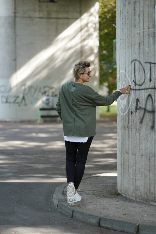 Longsleeve "VALENTINA" pine tree (ER09) / Joggpants “SELENA” black (ER04) /Langarm-Shirt “LEONIE” weiß (BA85)