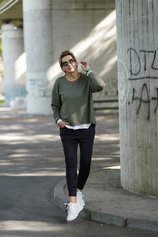 Longsleeve "VALENTINA" pine tree (ER09) / Joggpants “SELENA” black (ER04) /Langarm-Shirt “LEONIE” weiß (BA85)