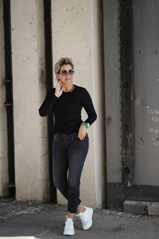 Jeans "SHYRA" cashmere black  (HL12) / Langarmshirt “FEIN RIB” black (HL09)