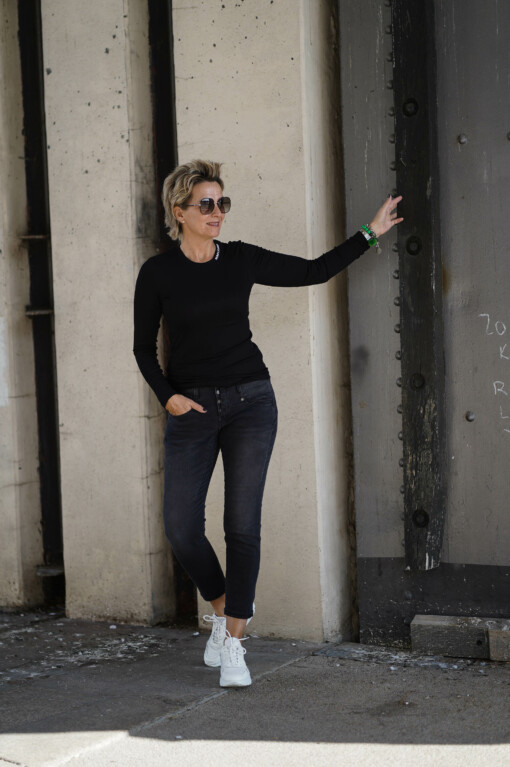 Jeans "SHYRA" cashmere black  (HL12) / Langarmshirt “FEIN RIB” black (HL09)
