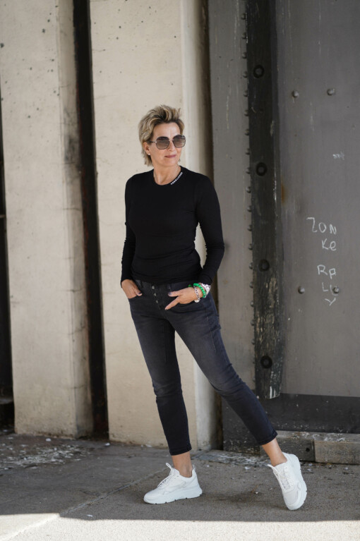 Jeans "SHYRA" cashmere black  (HL12) / Langarmshirt “FEIN RIB” black (HL09)