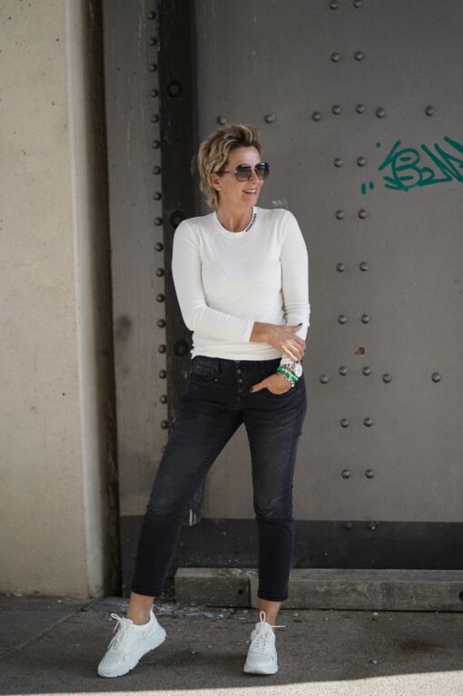 Jeans "SHYRA" cashmere black  (HL12) / Langarmshirt “FEIN RIB” white (HL09)