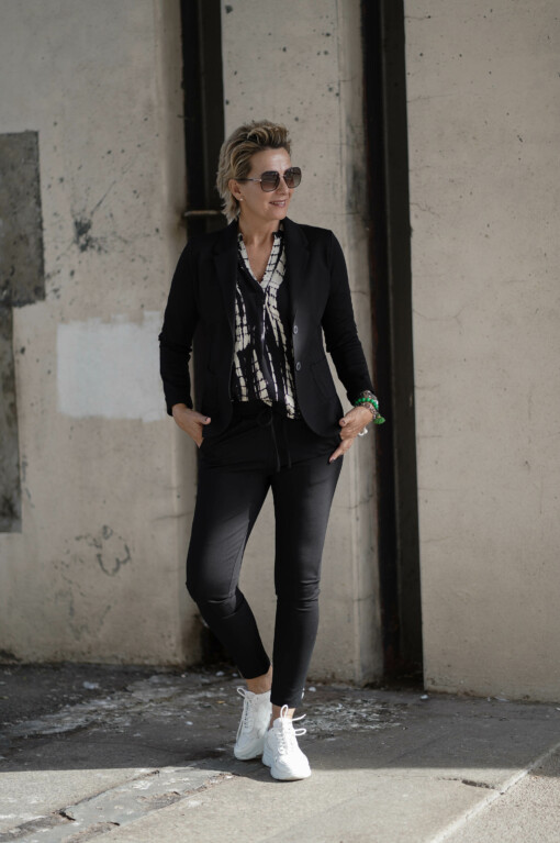 Bluse "LENA" - black/ecru (JB05) / Lässige Chino-Hose “LISSY” schwarz (H01) / Stretchiger Kurzblazer “SISSI” schwarz (B04)