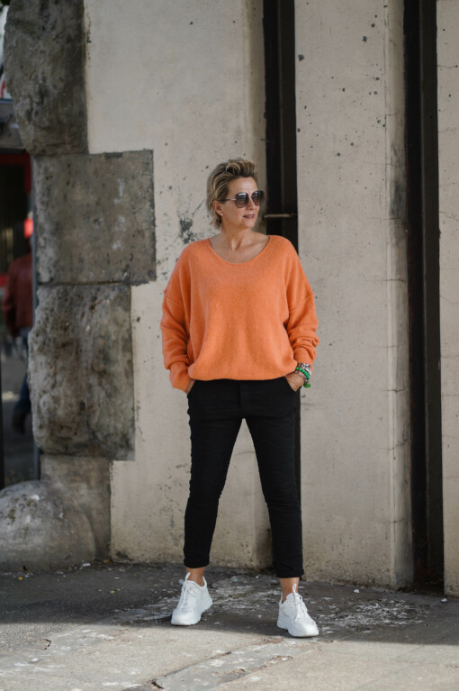 Feinstrickpullover "TAMARA" clementine (ER35) / Hose “LEYLA” schwarz (H37)