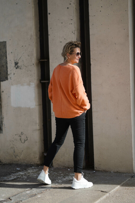 Feinstrickpullover "TAMARA" clementine (ER35) / Hose “LEYLA” schwarz (H37)