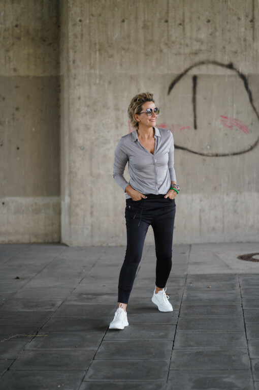 Bluse "ADALINA" micro grey (ER34) /  Joggpants "SELENA" (ER04)