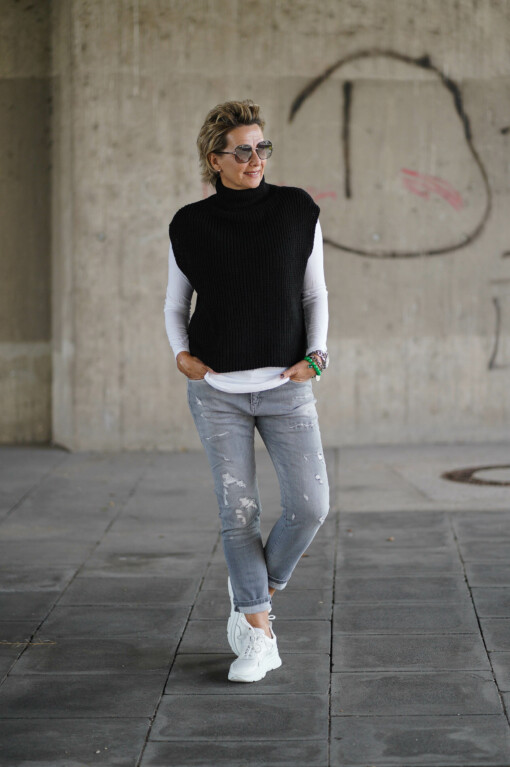 Jeans "LANI" pale grey (ER21) / Pullunder "STEPHANIE" schwarz (GW06) / Shirt "SINA" weiß (BA18)
