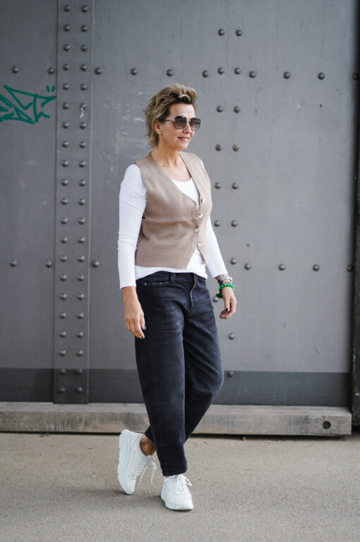 Weste "ELYSA" taupe (GW59) / Shirt "SINA" weiß (BA18) / Jeans "YOANA" - black stone wash (ER111)