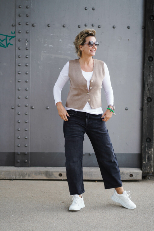 Weste "ELYSA" taupe (GW59) / Shirt "SINA" weiß (BA18) / Jeans "YOANA" - black stone wash (ER111)