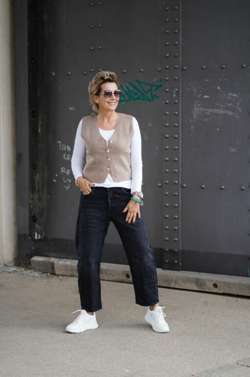Weste "ELYSA" taupe (GW59) / Shirt "SINA" weiß (BA18) / Jeans "YOANA" - black stone wash (ER111)