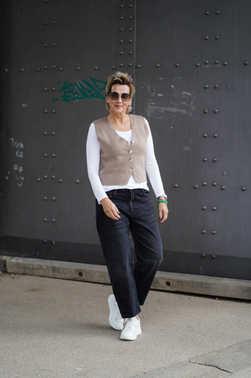 Weste "ELYSA" taupe (GW59) / Shirt "SINA" weiß (BA18) / Jeans "YOANA" - black stone wash (ER111)