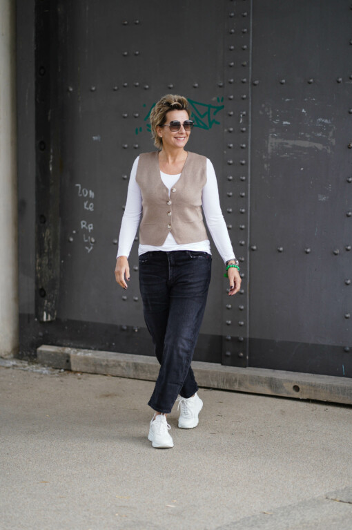 Weste "ELYSA" taupe (GW59) / Shirt "SINA" weiß (BA18) / Jeans "YOANA" - black stone wash (ER111)