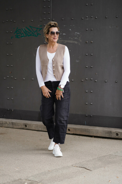 Weste "ELYSA" taupe (GW59) / Shirt "SINA" weiß (BA18) / Jeans "YOANA" - black stone wash (ER111)