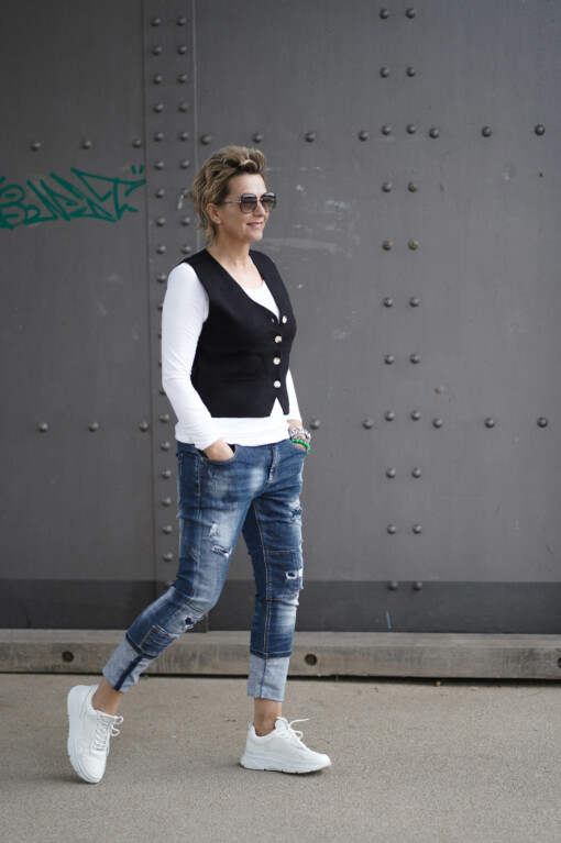 Weste "ELYSA" schwarz (GW59) / Shirt "SINA" weiß (BA18) / Jeans "SABINA" (H17)