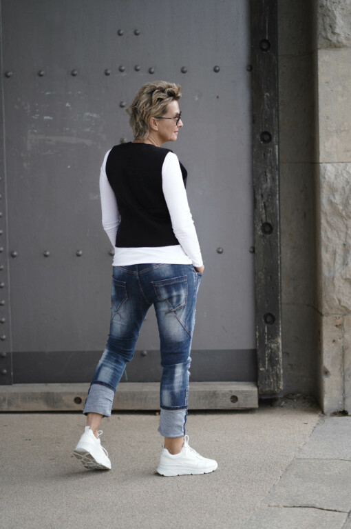 Weste "ELYSA" schwarz (GW59) / Shirt "SINA" weiß (BA18) / Jeans "SABINA" (H17)
