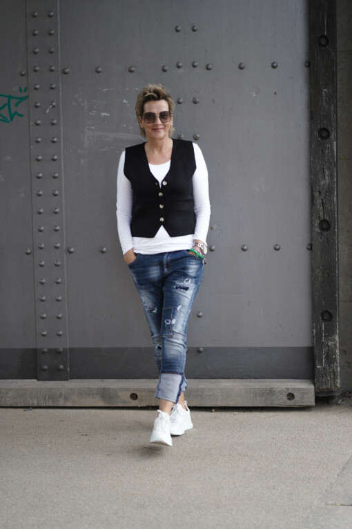 Weste "ELYSA" schwarz (GW59) / Shirt "SINA" weiß (BA18) / Jeans "SABINA" (H17)