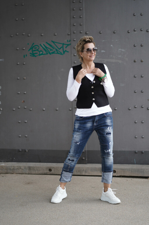 Weste "ELYSA" schwarz (GW59) / Shirt "SINA" weiß (BA18) / Jeans "SABINA" (H17)