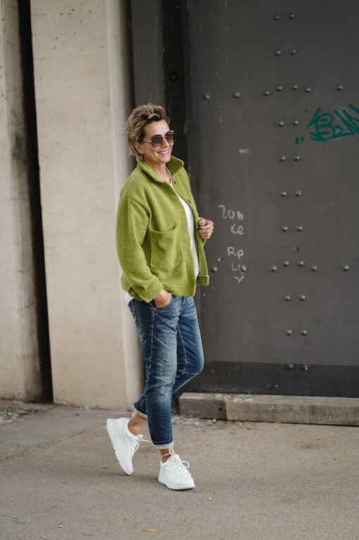 Hemdjacke "SADA" lemon (GW61) /  Boyfriend Jeans "ELENA" jeansblau (H08) /  Basicshirt "KIMBERLY - XL" wollweiß (BA52)