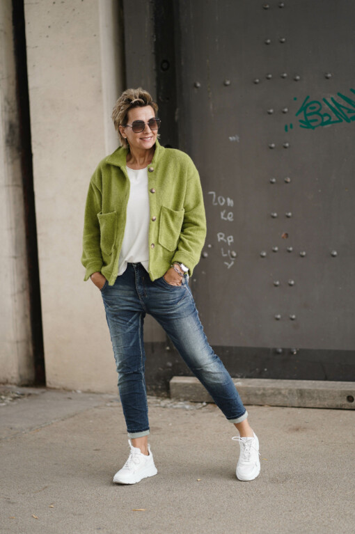 Hemdjacke "SADA" lemon (GW61) /  Boyfriend Jeans "ELENA" jeansblau (H08) /  Basicshirt "KIMBERLY - XL" wollweiß (BA52)