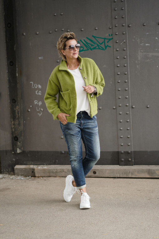 Hemdjacke "SADA" lemon (GW61) /  Boyfriend Jeans "ELENA" jeansblau (H08) /  Basicshirt "KIMBERLY - XL" wollweiß (BA52)
