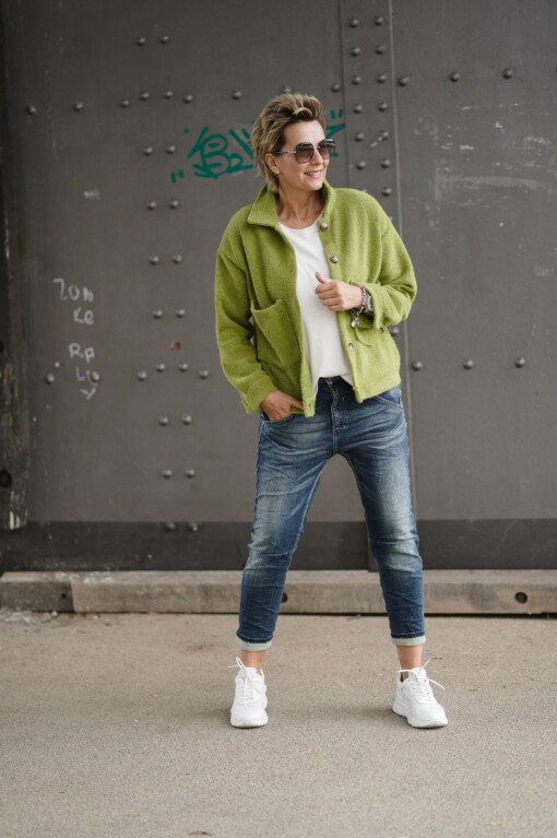 Hemdjacke "SADA" lemon (GW61) /  Boyfriend Jeans "ELENA" jeansblau (H08) /  Basicshirt "KIMBERLY - XL" wollweiß (BA52)