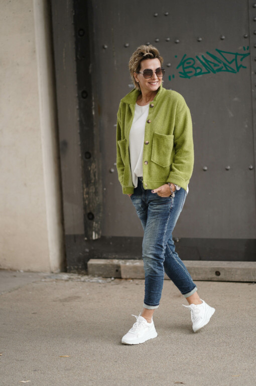 Hemdjacke "SADA" lemon (GW61) /  Boyfriend Jeans "ELENA" jeansblau (H08) /  Basicshirt "KIMBERLY - XL" wollweiß (BA52)