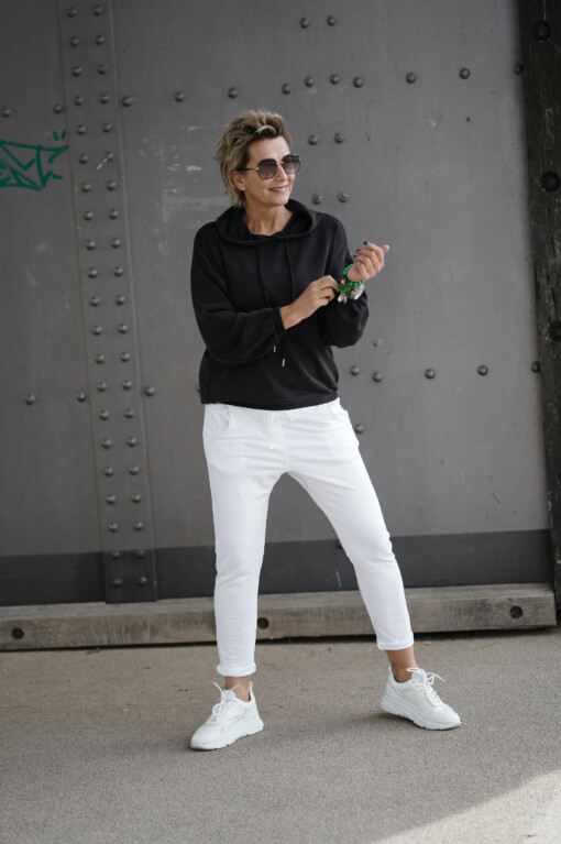 Kapuzenpulli "LINNETT" black (HL10) / Joggerhose "PRISKA" weiß (FJ)