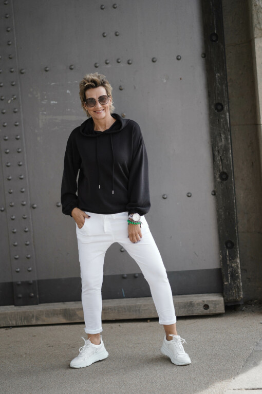 Kapuzenpulli "LINNETT" black (HL10) / Joggerhose "PRISKA" weiß (FJ)