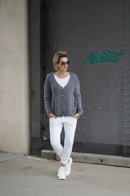 Cardigan "SUZI" anthrazit (GW32) / Basicshirt "ALMA" weiß (BA56) / Joggerhose "PRISKA" (FJ)