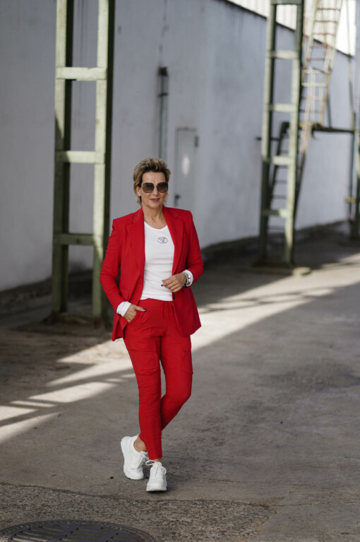 Elastische "CARGO"- Hose - red (PI05) / Shirt "ASTRID" white/black (PI18) / BLazer "MALDIRA" red (PI85)