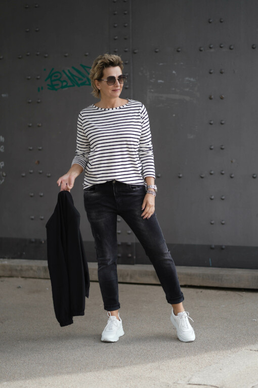 Bomberjacke "LASSINA" - schwarz (GW62) / Jeans "LANI" black (ER112) /Langarmshirt "LONGSLEEVE STRIPE" (10D69)