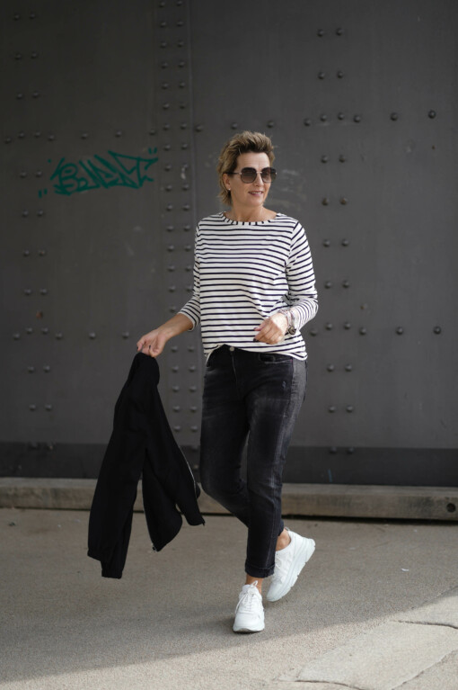 Bomberjacke "LASSINA" - schwarz (GW62) / Jeans "LANI" black (ER112)/ Langarmshirt "LONGSLEEVE STRIPE" (10D69)