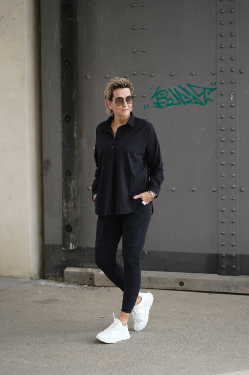 “CARGO”- Hose black (PI05) / elastische Bluse “MAGDA” black (PI62)