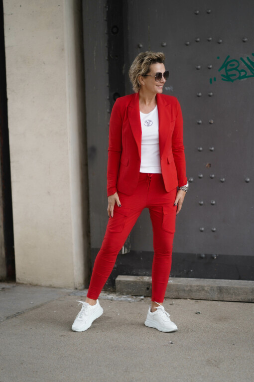 Blazer “CRYSTEL” (PI84) / Elastische "CARGO"- Hose - red (PI05) / Shirt "ASTRID" white/black (PI18)