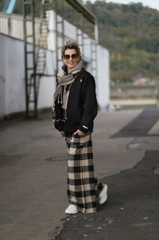 Weite Hose "SALLI" black (10D78) / Schal "CAMILLA" - Safari (10D73) / Sweatshirt “ESTELLE” black (10D37)
