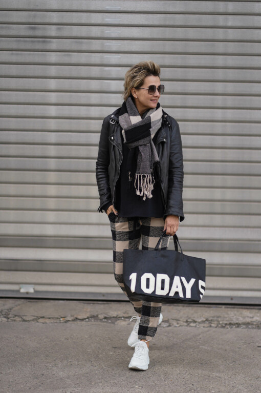 Cropped Jogger "SANDY" black (10D76)/ Lederjacke “RIHANNA” (GW02) / Schal "CAMILLA" - Safari (10D73) / Shopper "TOOTSIE" - black (10D74)