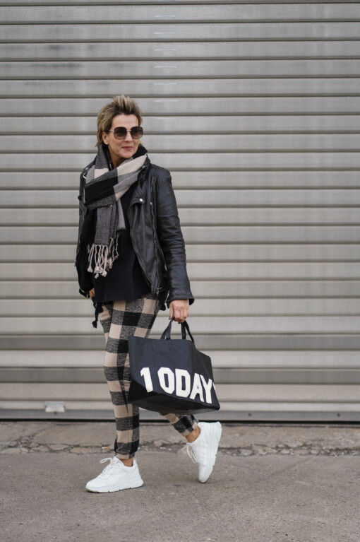 Cropped Jogger "SANDY" black (10D76) / Lederjacke “RIHANNA” (GW02) / Schal "CAMILLA" - Safari (10D73) / Shopper "TOOTSIE" - black (10D74)