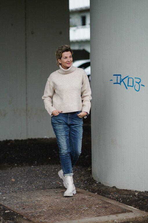 Rollkragen-Pulli "TAMIKA" beige (GW11) /  Jeans "DOLORES" stonewashed blue(H03)