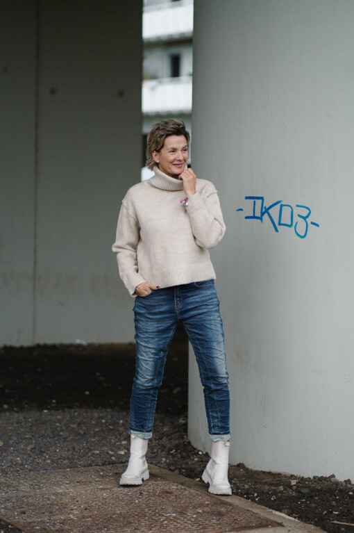 Rollkragen-Pulli "TAMIKA" beige (GW11) /  Jeans "DOLORES" stonewashed blue(H03)