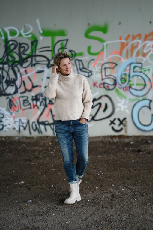 Rollkragen-Pulli "TAMIKA" beige (GW11) /  Jeans "DOLORES" stonewashed blue(H03)