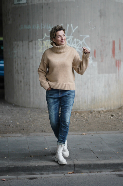 Rollkragen-Pulli "TAMIKA" caramel (GW11) /  Jeans "DOLORES" stonewashed blue(H03)