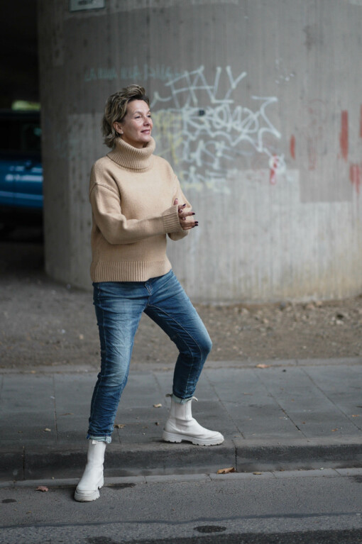 Rollkragen-Pulli "TAMIKA" caramel (GW11) /  Jeans "DOLORES" stonewashed blue(H03)