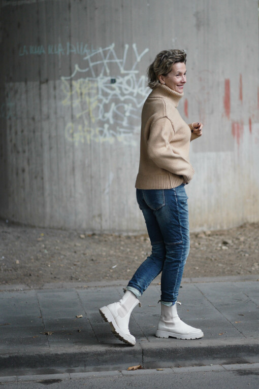 Rollkragen-Pulli "TAMIKA" caramel (GW11) /  Jeans "DOLORES" stonewashed blue(H03)