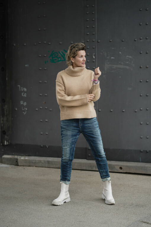 Rollkragen-Pulli "TAMIKA" caramel (GW11) /  Jeans "DOLORES" stonewashed blue(H03)