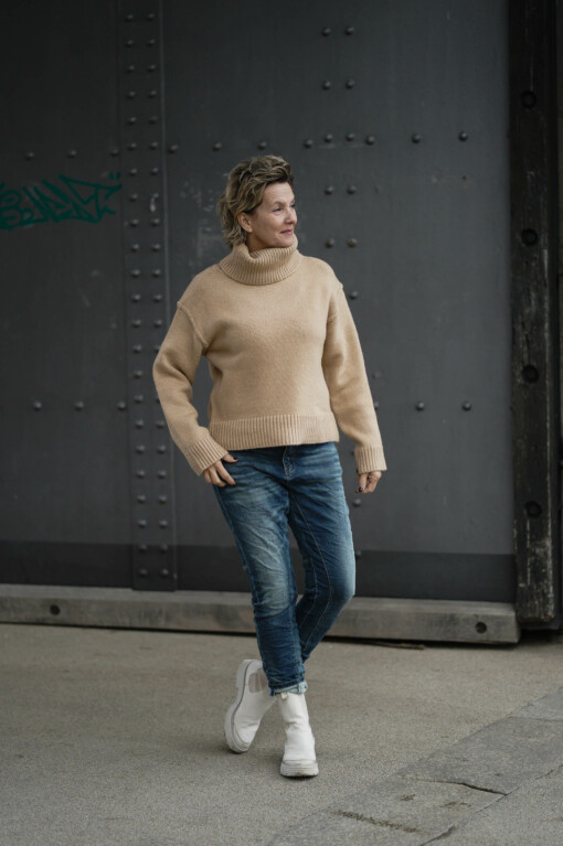 Rollkragen-Pulli "TAMIKA" caramel (GW11) /  Jeans "DOLORES" stonewashed blue(H03)