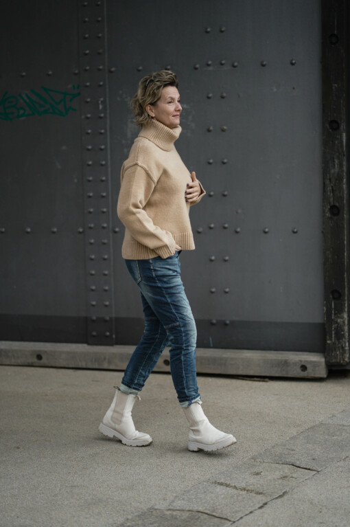 Rollkragen-Pulli "TAMIKA" caramel (GW11) /  Jeans "DOLORES" stonewashed blue(H03)